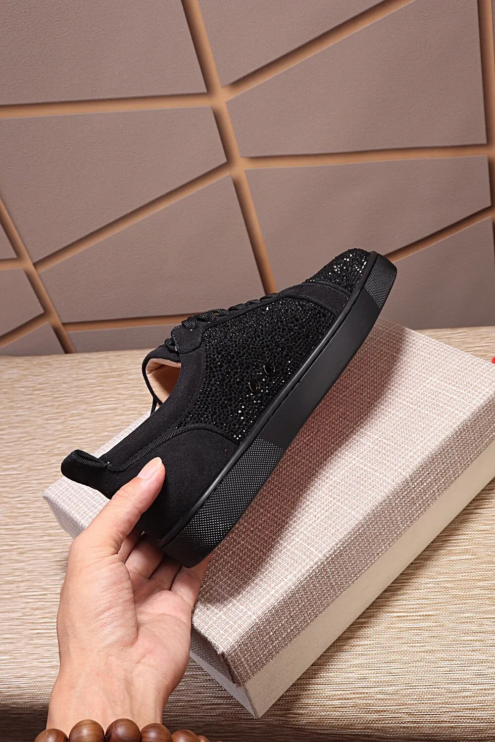 Factory price 440 Christian Louboutin (CL red sole shoes) counter hot diamond series, casual sneakers for couples 📢 📢 📢 Exclusive hot style release 🎈🎈💪 Movable latex feet 👻 Finished outsole line [Proud] 😝Female 35-40# Male 38#-46, global supply😝 [Top version]: original imported cowhide frosted upper, top original leather lining, original molded TPU outsole, original 1:1 detail processing, original shoe last, large quantity available from stock,